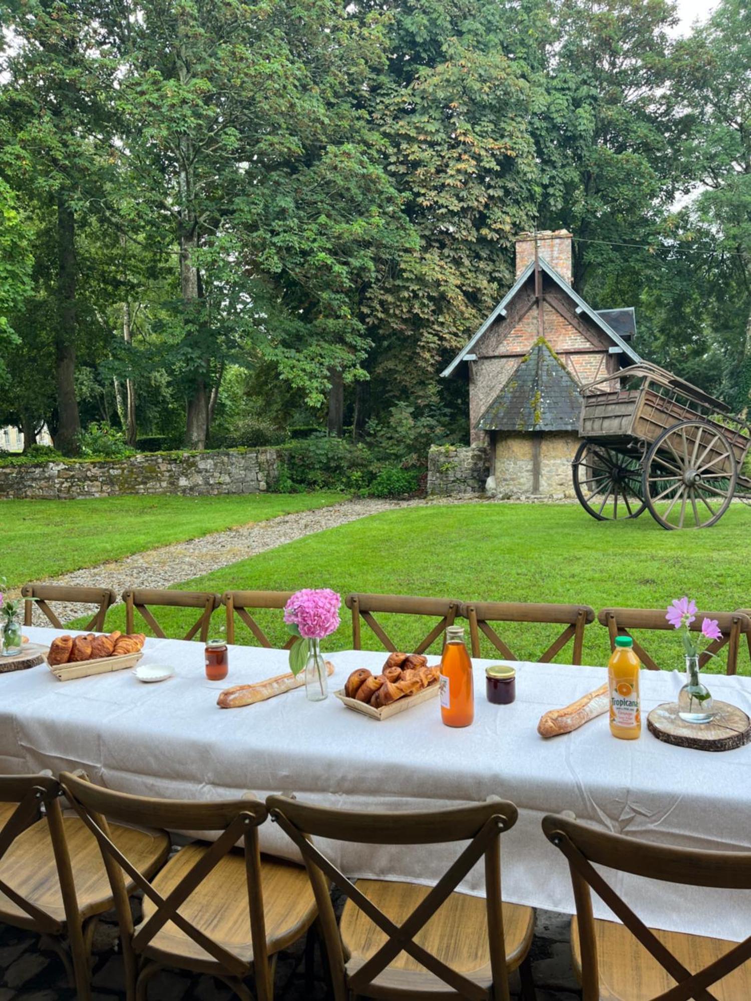 Neufmesnil Abbaye De Blanchelande Bed & Breakfast エクステリア 写真